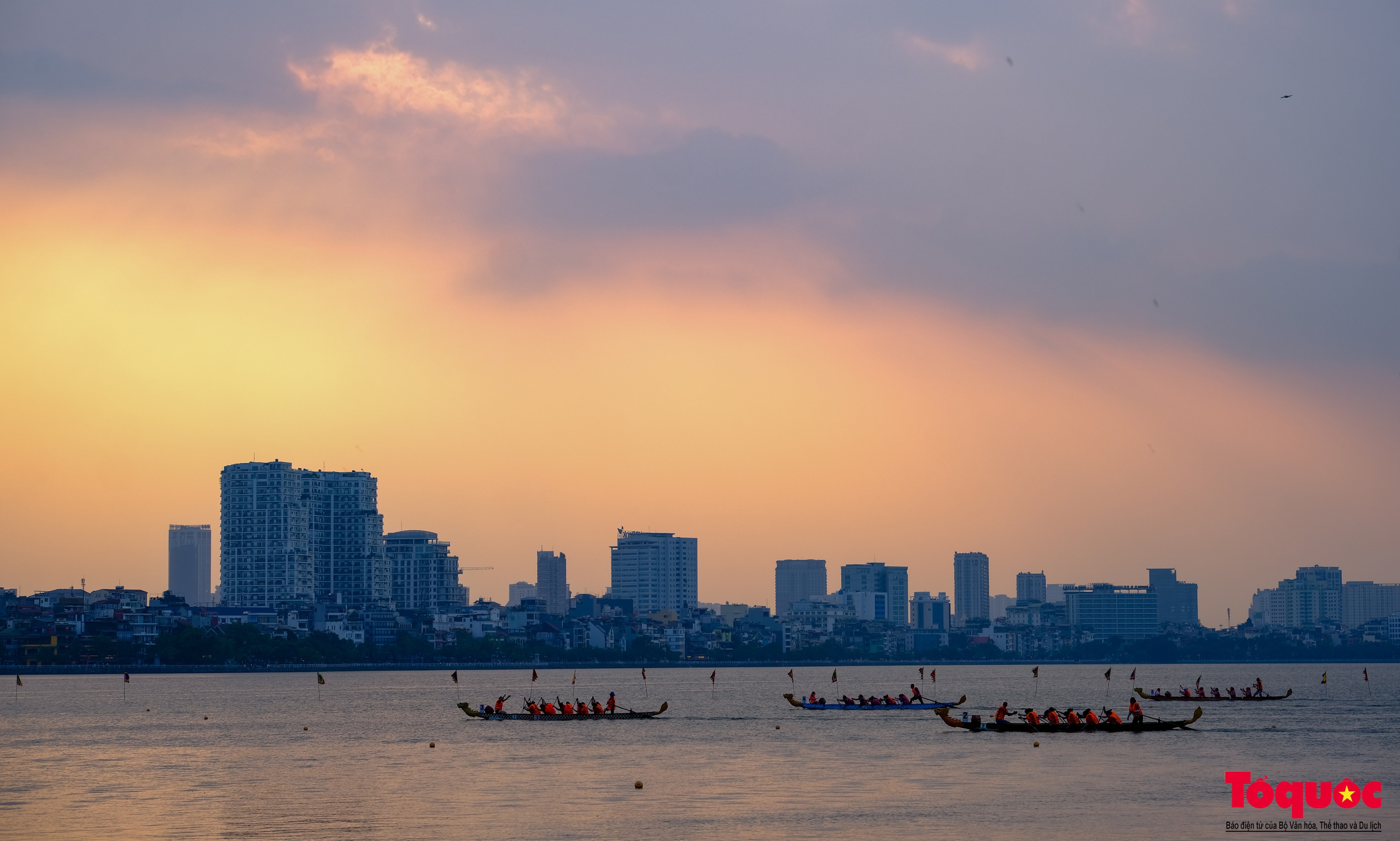 Người dân thủ đô cổ vũ sôi động giải bơi chải thuyền rồng Hà Nội mở rộng năm 2024 - Ảnh 15.